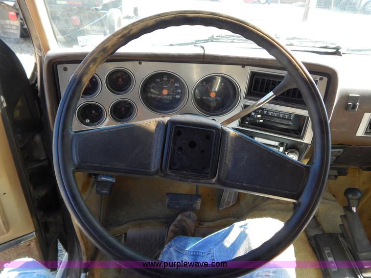 image for item I1114 1985 Chevrolet Suburban SUV