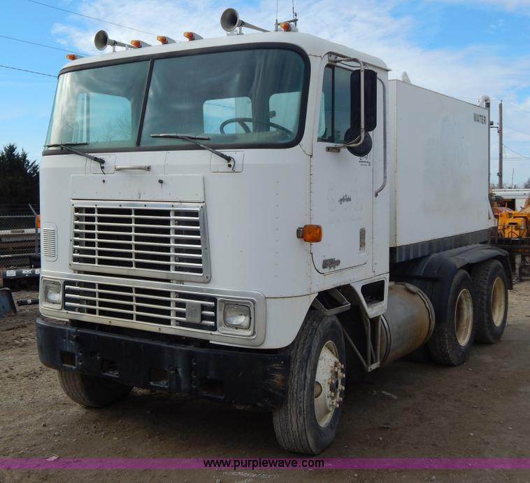 image for item I1129 1984 International C09670 water truck
