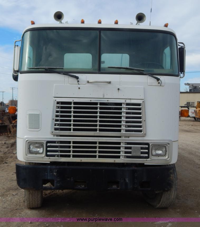 image for item I1129 1984 International C09670 water truck