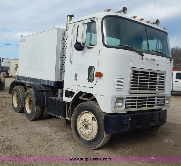 image for item I1129 1984 International C09670 water truck