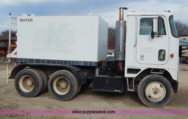 image for item I1129 1984 International C09670 water truck