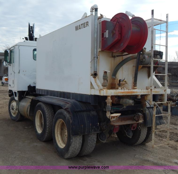 image for item I1129 1984 International C09670 water truck