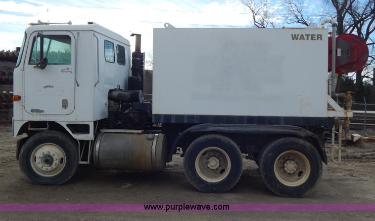 image for item I1129 1984 International C09670 water truck