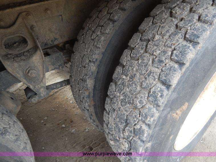 image for item I1129 1984 International C09670 water truck