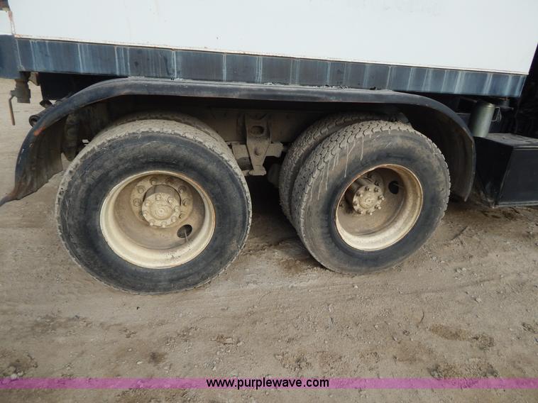 image for item I1129 1984 International C09670 water truck