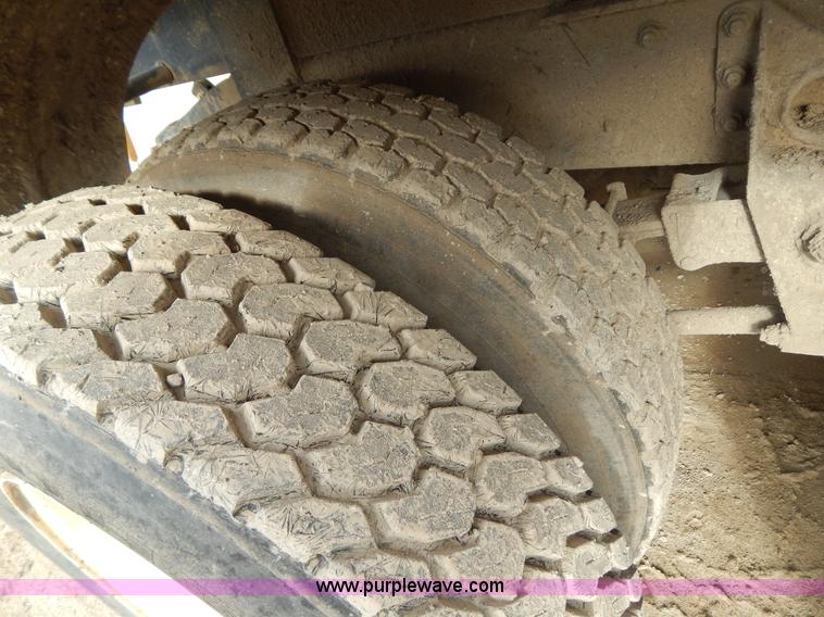 image for item I1129 1984 International C09670 water truck