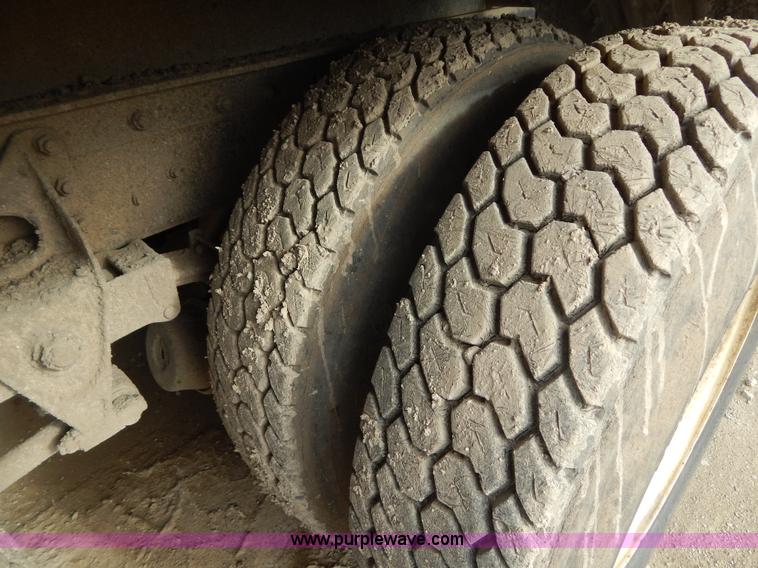 image for item I1129 1984 International C09670 water truck