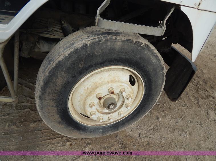 image for item I1129 1984 International C09670 water truck