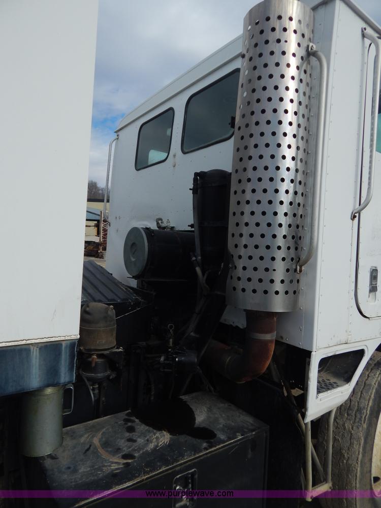 image for item I1129 1984 International C09670 water truck