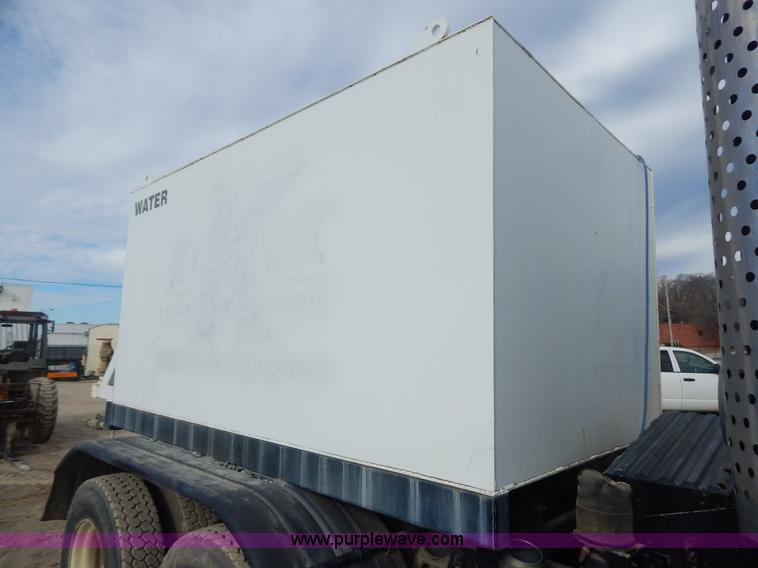 image for item I1129 1984 International C09670 water truck