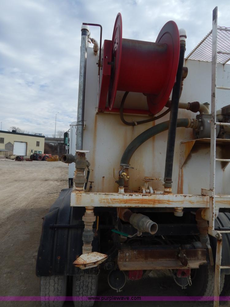 image for item I1129 1984 International C09670 water truck