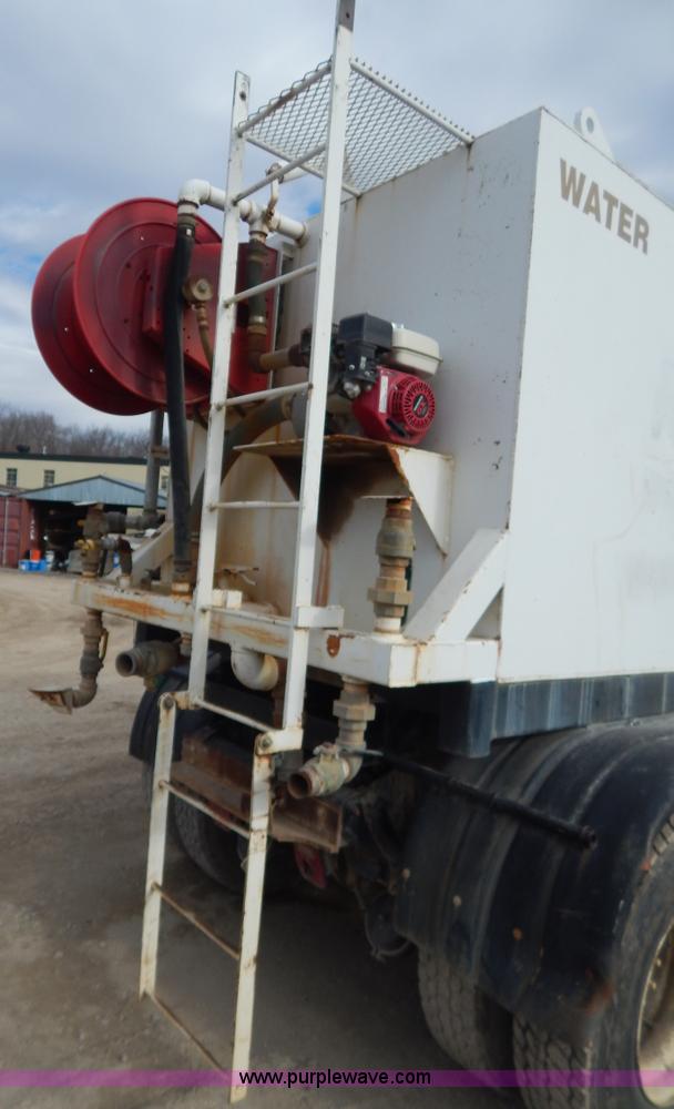 image for item I1129 1984 International C09670 water truck