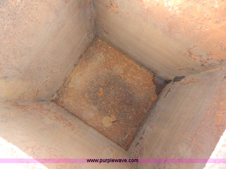 image for item I1129 1984 International C09670 water truck