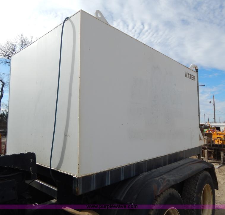 image for item I1129 1984 International C09670 water truck