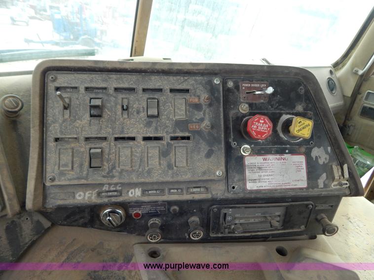 image for item I1129 1984 International C09670 water truck