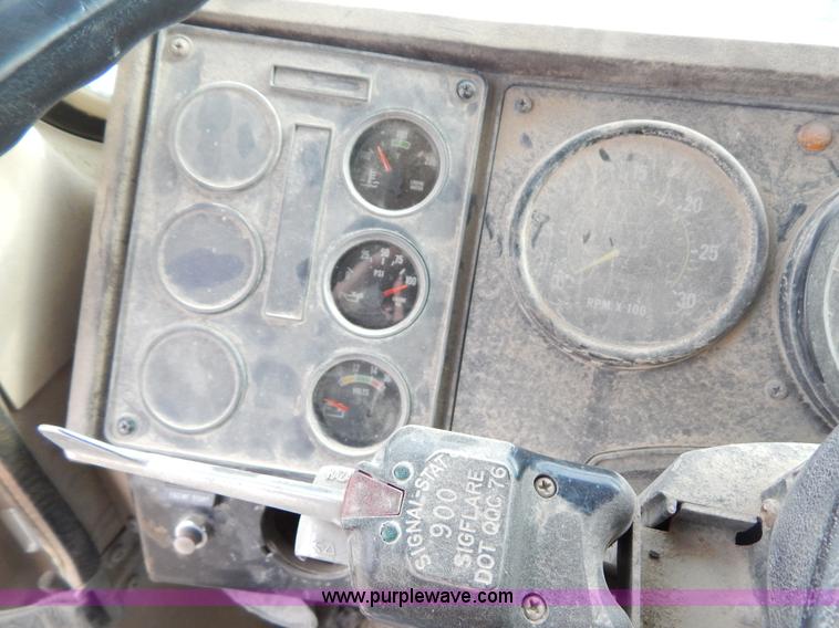 image for item I1129 1984 International C09670 water truck