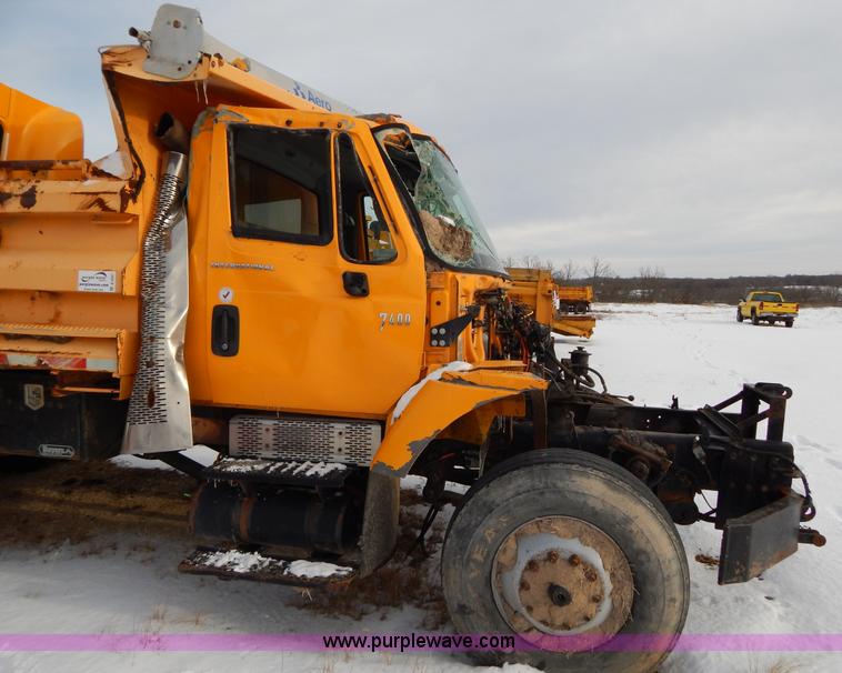 image for item I1205 2007 International 7400 dump truck