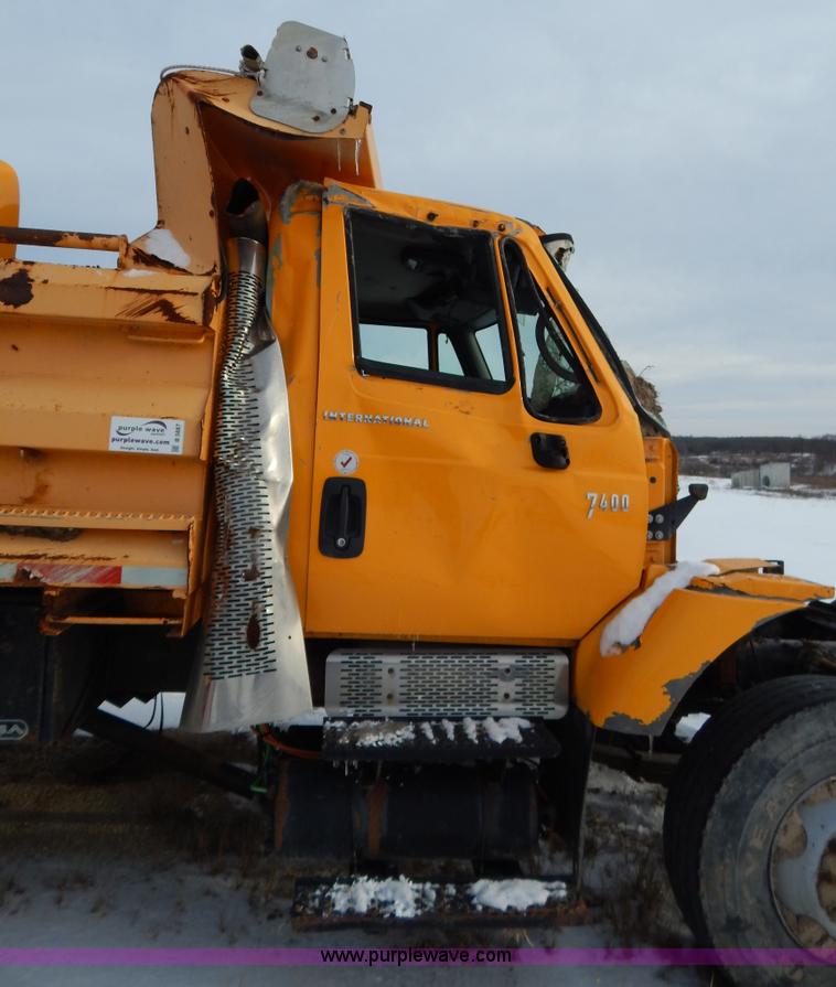 image for item I1205 2007 International 7400 dump truck