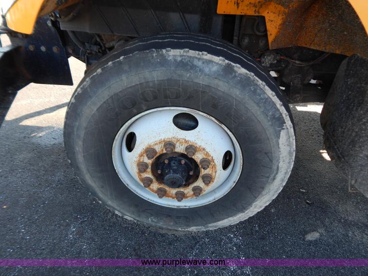 image for item I1205 2007 International 7400 dump truck