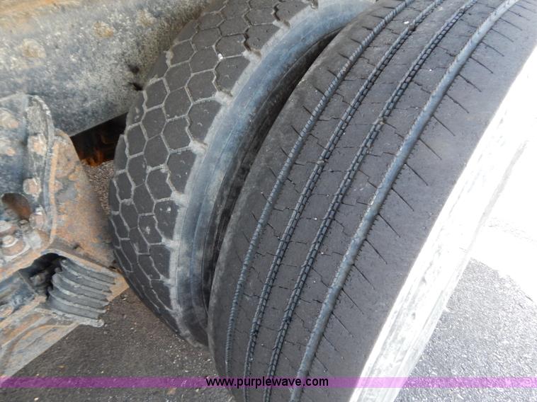 image for item I1205 2007 International 7400 dump truck