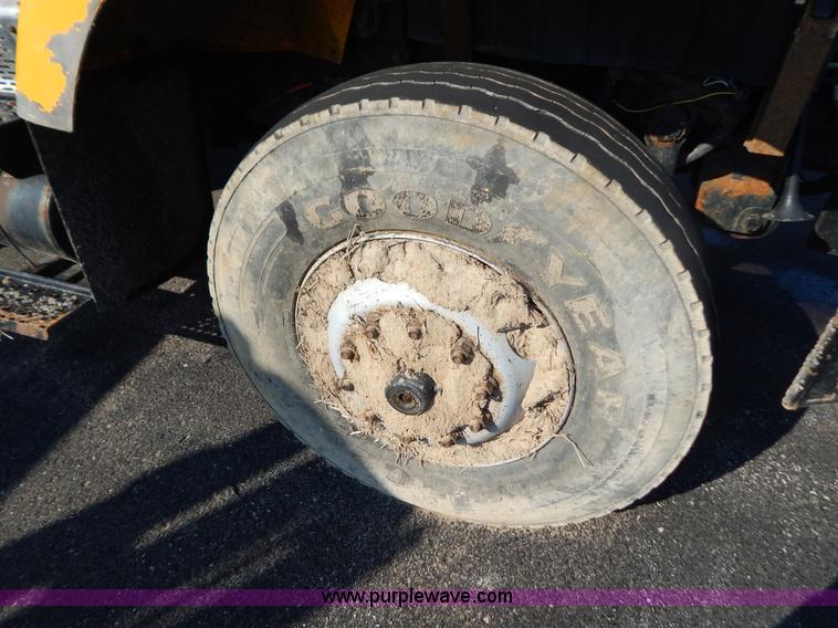 image for item I1205 2007 International 7400 dump truck