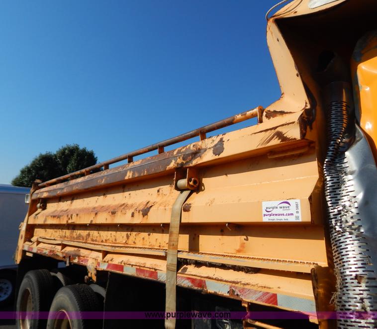 image for item I1205 2007 International 7400 dump truck