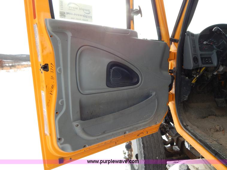 image for item I1205 2007 International 7400 dump truck