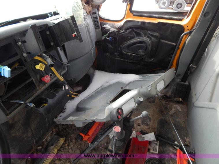 image for item I1205 2007 International 7400 dump truck