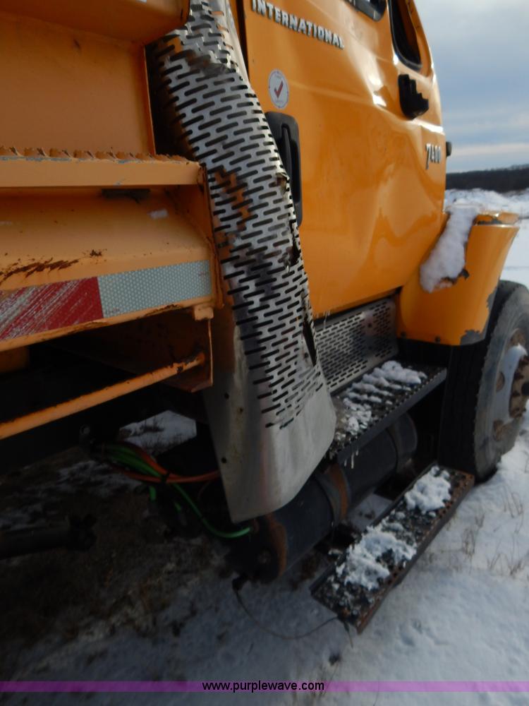 image for item I1205 2007 International 7400 dump truck