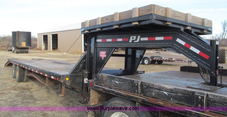 image for item I7159 2010 PJ gooseneck trailer