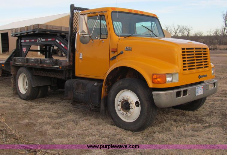 image for item I7160 1996 International 4700 flatbed truck