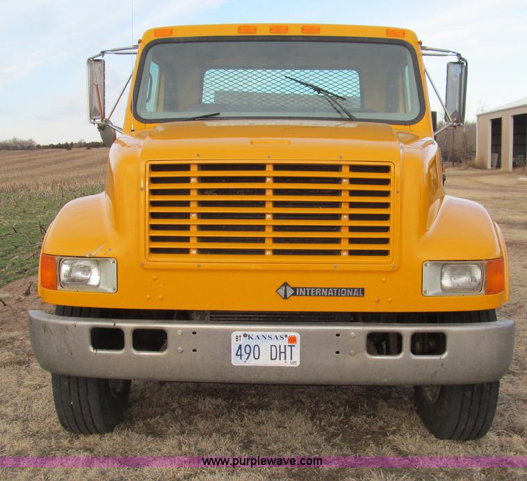 image for item I7160 1996 International 4700 flatbed truck