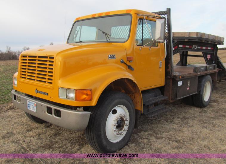image for item I7160 1996 International 4700 flatbed truck