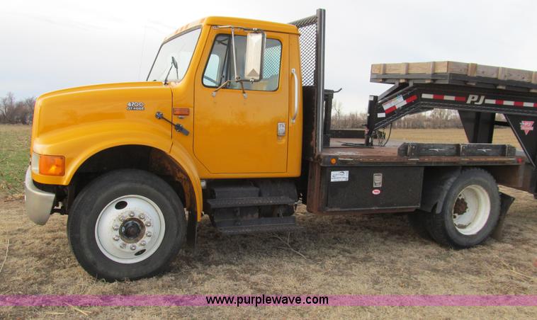 image for item I7160 1996 International 4700 flatbed truck