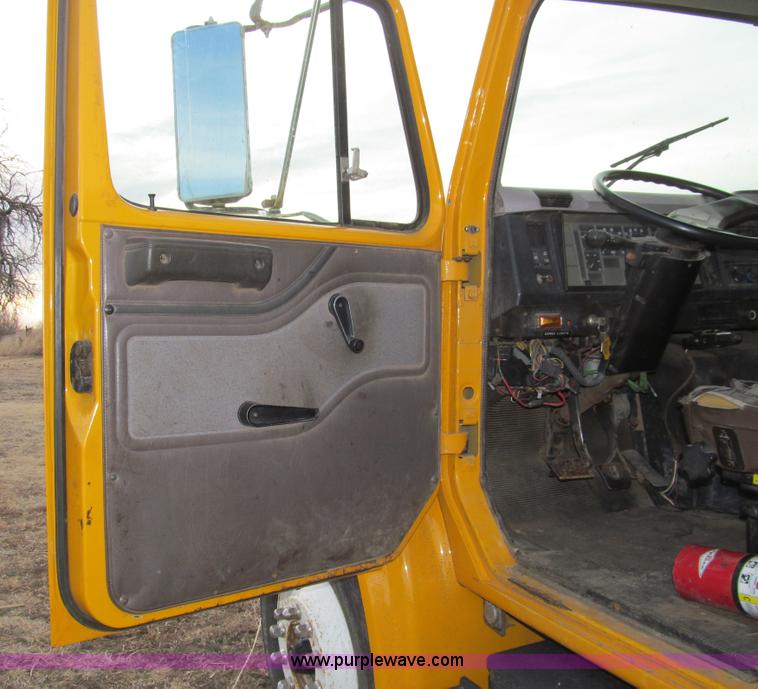 image for item I7160 1996 International 4700 flatbed truck