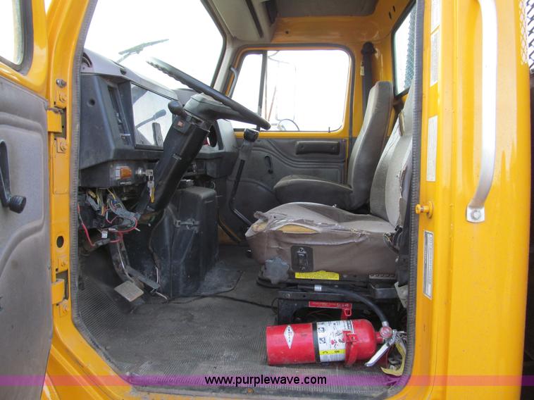 image for item I7160 1996 International 4700 flatbed truck