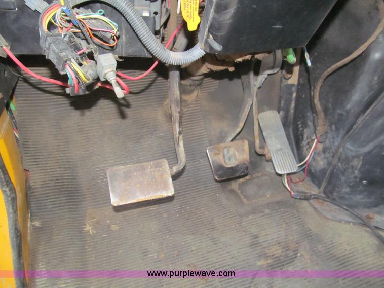 image for item I7160 1996 International 4700 flatbed truck