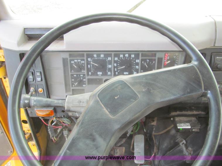 image for item I7160 1996 International 4700 flatbed truck