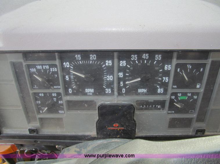 image for item I7160 1996 International 4700 flatbed truck