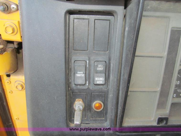 image for item I7160 1996 International 4700 flatbed truck