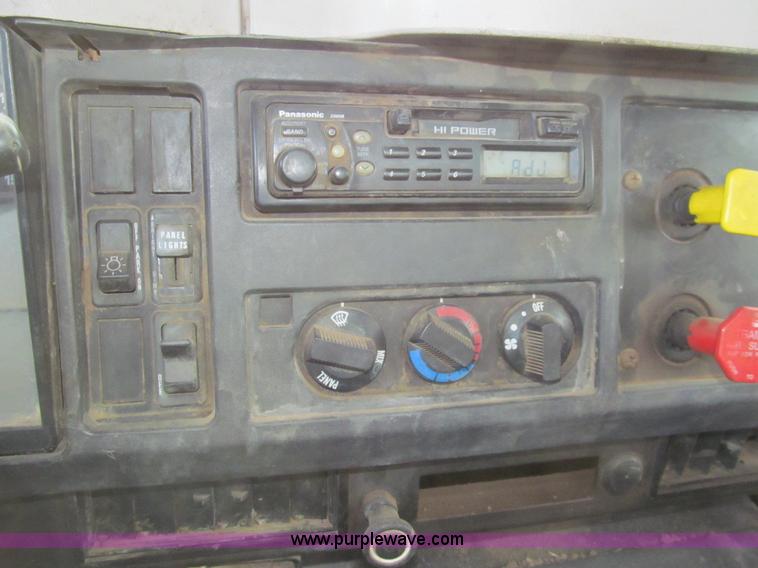 image for item I7160 1996 International 4700 flatbed truck