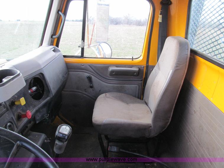 image for item I7160 1996 International 4700 flatbed truck