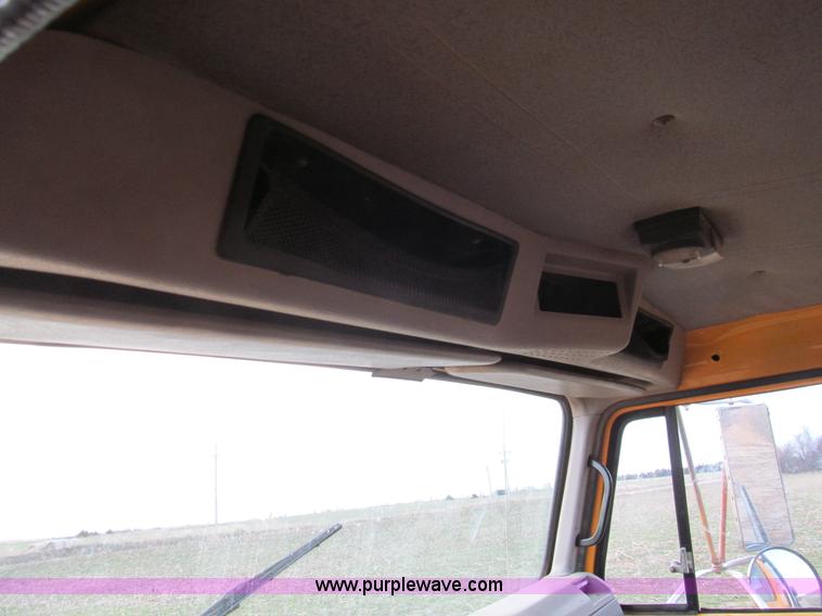 image for item I7160 1996 International 4700 flatbed truck