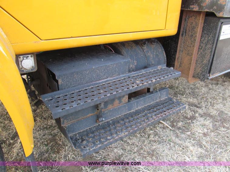 image for item I7160 1996 International 4700 flatbed truck