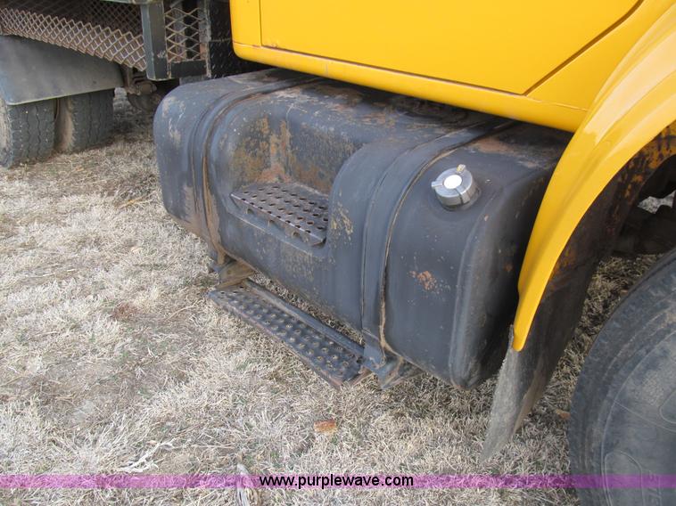 image for item I7160 1996 International 4700 flatbed truck