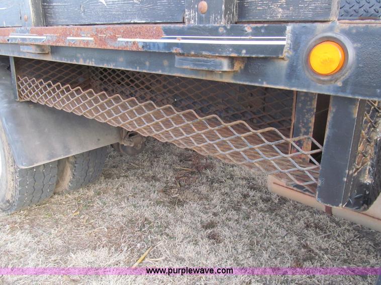 image for item I7160 1996 International 4700 flatbed truck