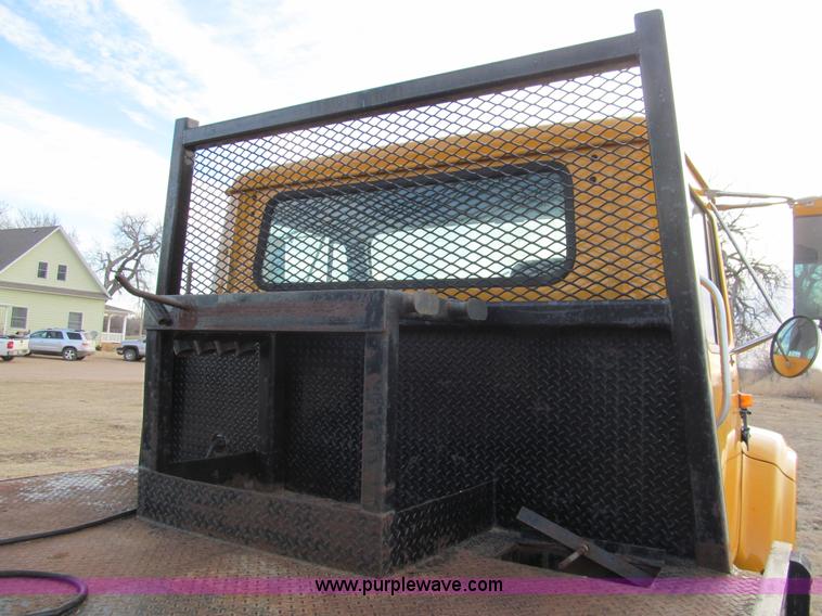 image for item I7160 1996 International 4700 flatbed truck