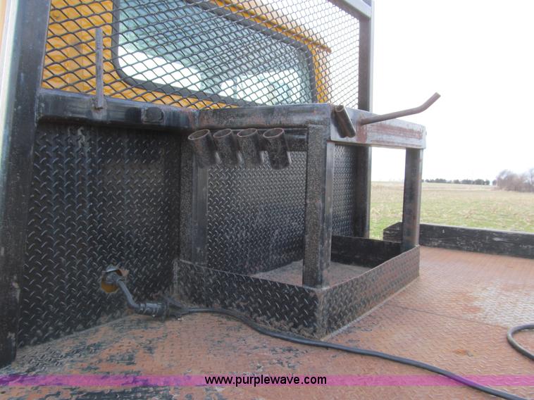 image for item I7160 1996 International 4700 flatbed truck