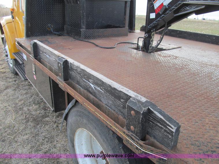 image for item I7160 1996 International 4700 flatbed truck