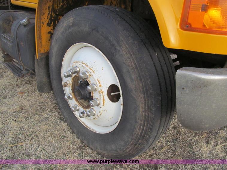 image for item I7160 1996 International 4700 flatbed truck